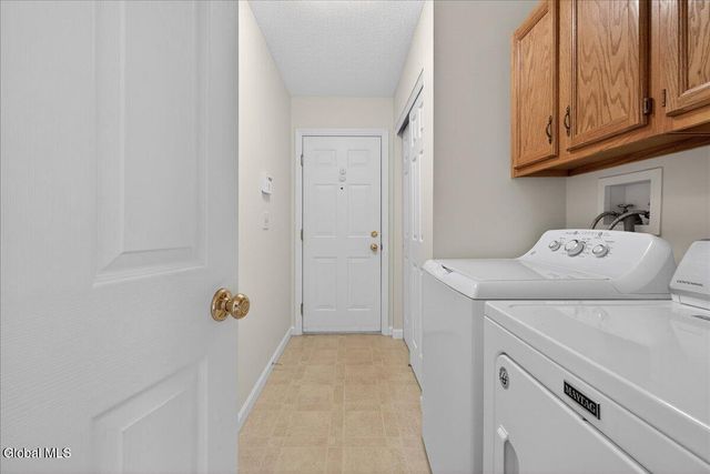 8 Danbury Court, Clifton Park, NY 12065