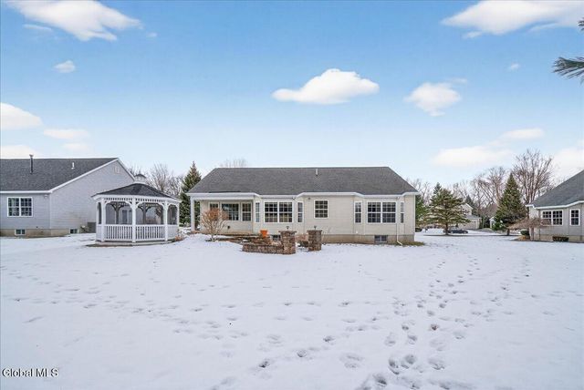 8 Danbury Court, Clifton Park, NY 12065