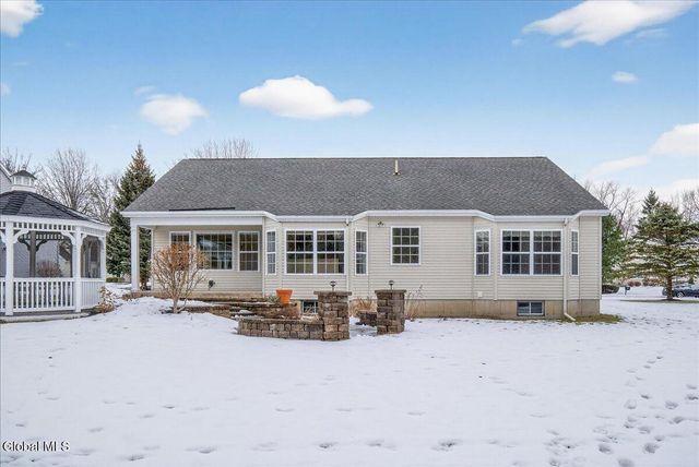 8 Danbury Court, Clifton Park, NY 12065