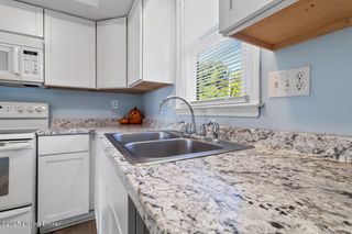 8315 Damascus Cir, Louisville, KY 40228