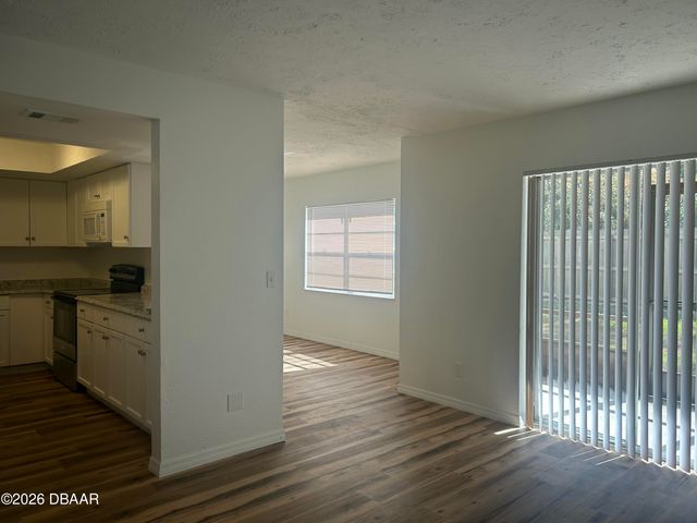 411 Banana Cay Dr Apt C, South Daytona, FL 32119