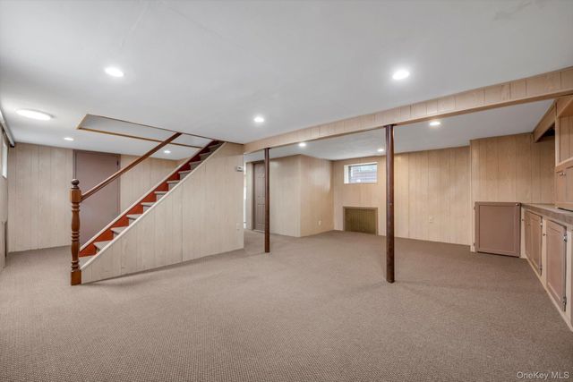 9 Graywood Road, Port Washington, NY 11050