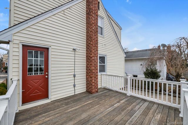 9 Graywood Road, Port Washington, NY 11050