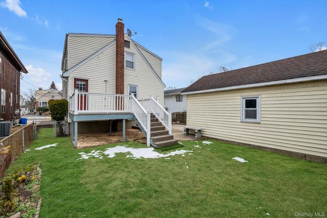 9 Graywood Road, Port Washington, NY 11050