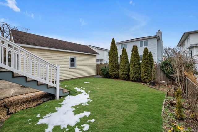 9 Graywood Road, Port Washington, NY 11050