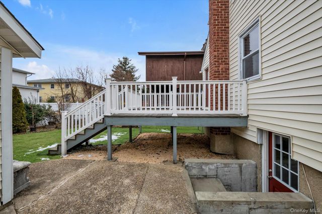 9 Graywood Road, Port Washington, NY 11050