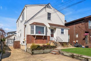 9 Graywood Road, Port Washington, NY 11050