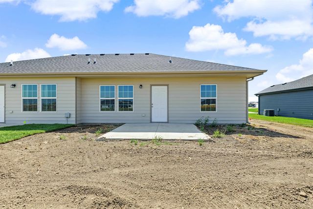 1213 Fountain Dr, Salina, KS 67401