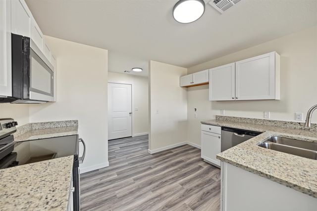 1213 Fountain Dr, Salina, KS 67401