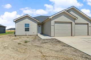 1213 Fountain Dr, Salina, KS 67401