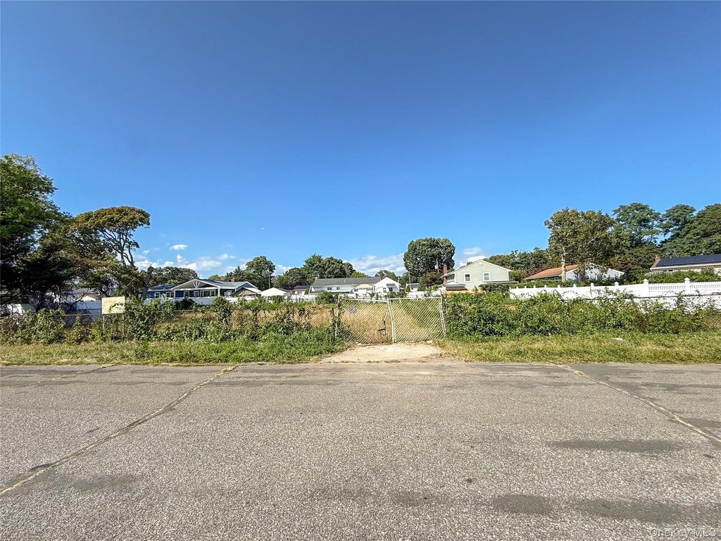 485 42nd Street, North Lindenhurst, NY 11757