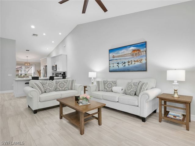 3505 Avion Woods CT 902, Naples, FL 34104