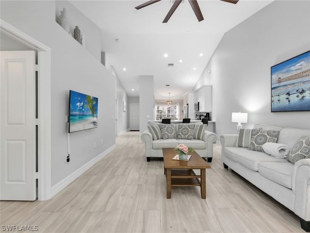 3505 Avion Woods CT 902, Naples, FL 34104