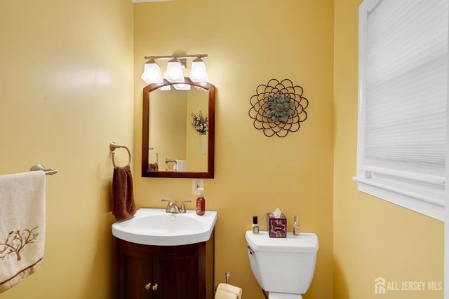 27 Sefton Cir Circle, Piscataway, NJ 08854
