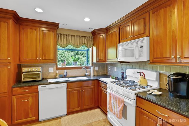 27 Sefton Cir Circle, Piscataway, NJ 08854