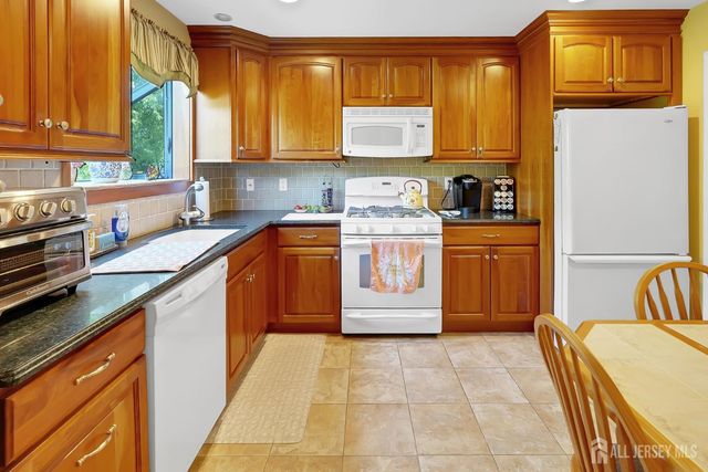 27 Sefton Cir Circle, Piscataway, NJ 08854