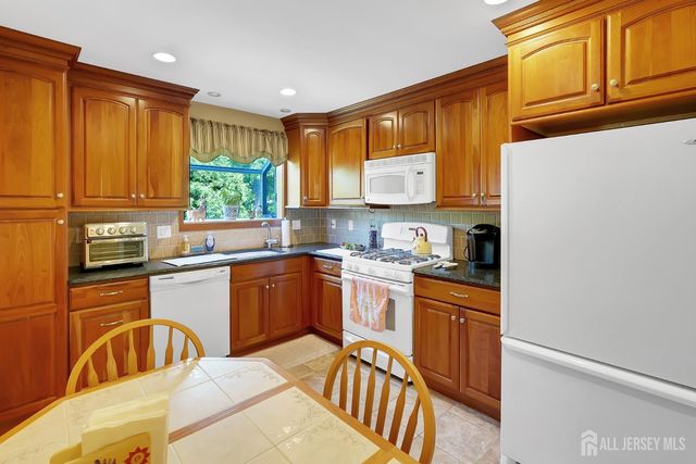 27 Sefton Cir Circle, Piscataway, NJ 08854