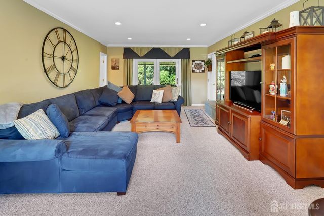 27 Sefton Cir Circle, Piscataway, NJ 08854