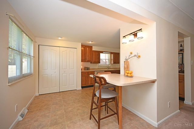 3810 S Broadlawn Circle, Silverton, OH 45236