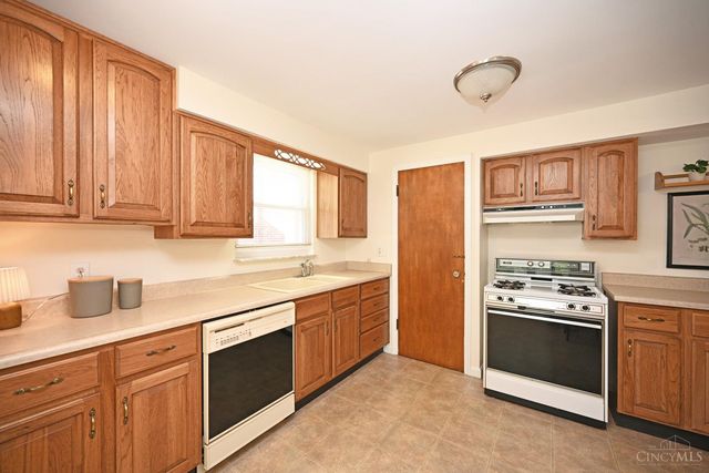 3810 S Broadlawn Circle, Silverton, OH 45236