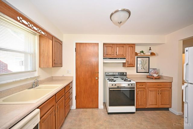 3810 S Broadlawn Circle, Silverton, OH 45236