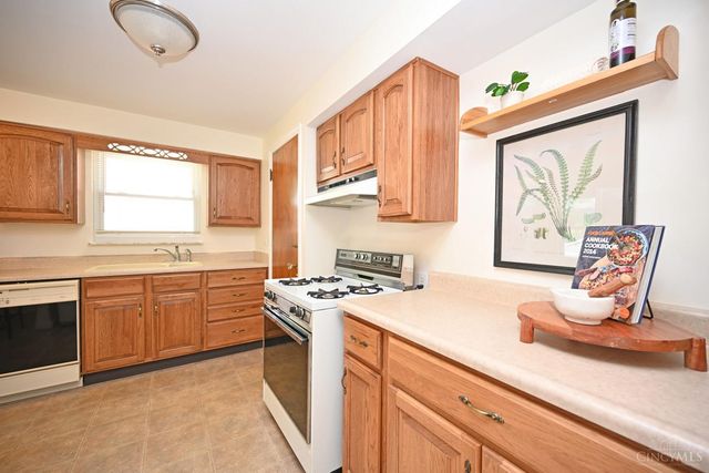 3810 S Broadlawn Circle, Silverton, OH 45236