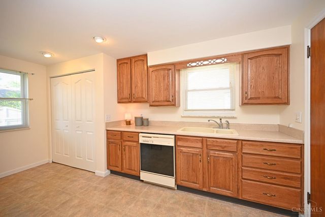 3810 S Broadlawn Circle, Silverton, OH 45236