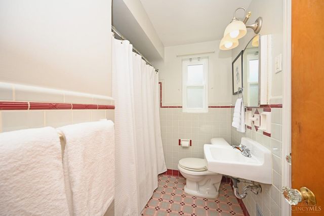 3810 S Broadlawn Circle, Silverton, OH 45236