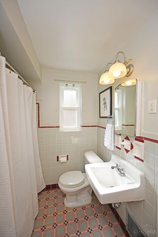 3810 S Broadlawn Circle, Silverton, OH 45236