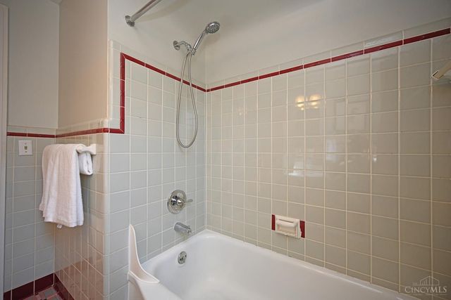 3810 S Broadlawn Circle, Silverton, OH 45236