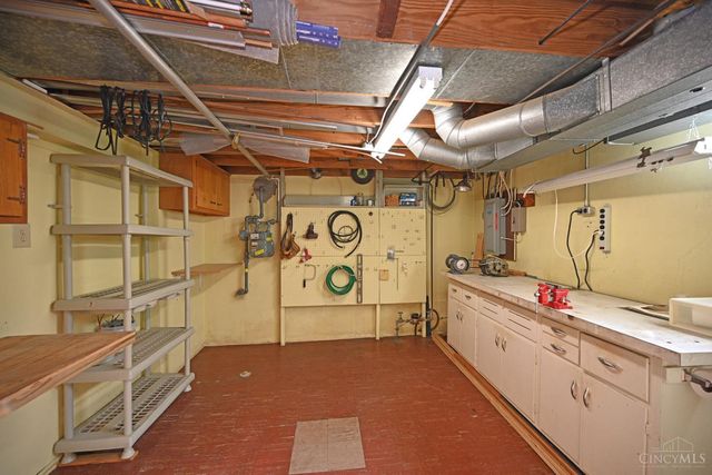 3810 S Broadlawn Circle, Silverton, OH 45236