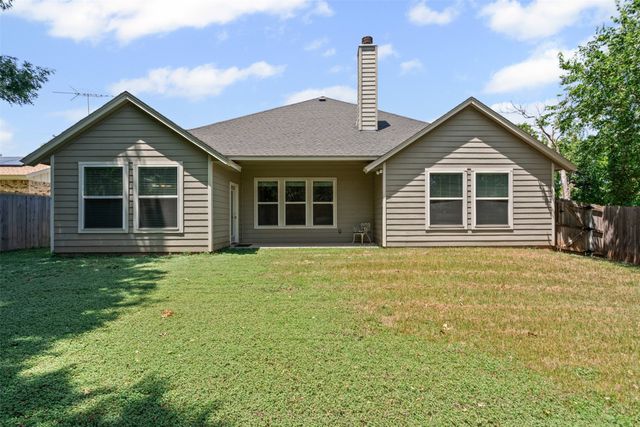 402 N Trinity Street, Decatur, TX 76234