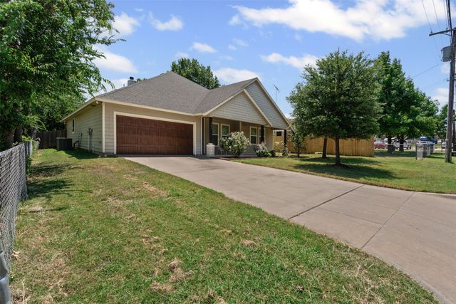 402 N Trinity Street, Decatur, TX 76234