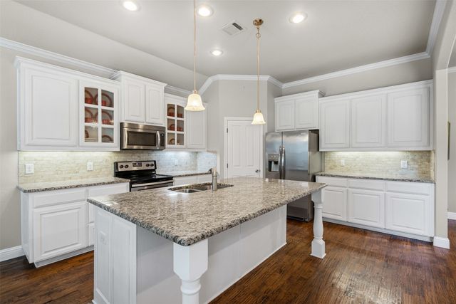 402 N Trinity Street, Decatur, TX 76234