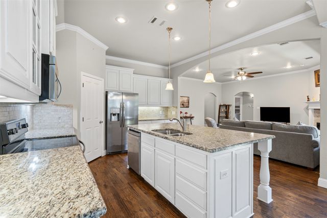 402 N Trinity Street, Decatur, TX 76234