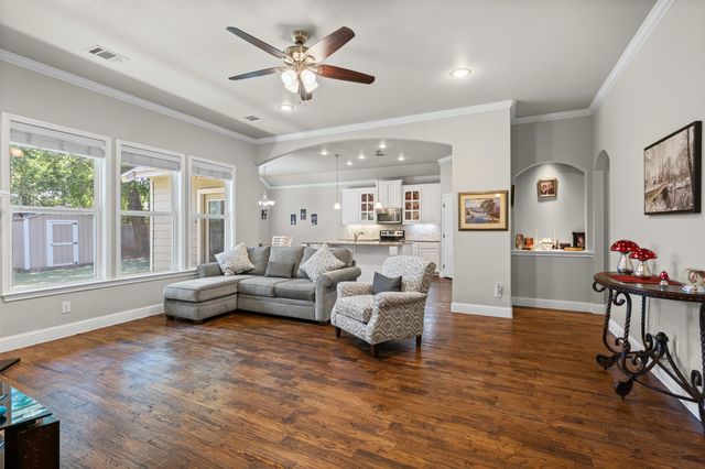 402 N Trinity Street, Decatur, TX 76234