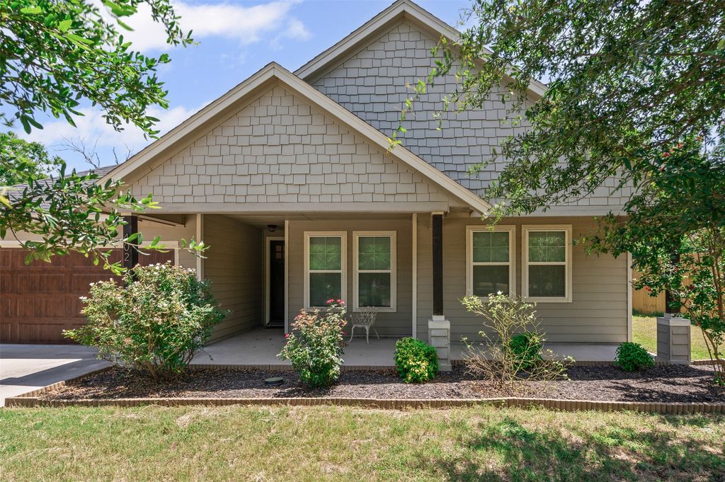 402 N Trinity Street, Decatur, TX 76234