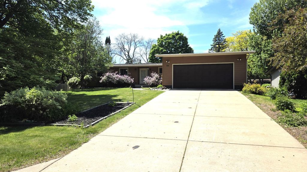 8009 Edgewood Avenue N, Brooklyn Park, MN 55445