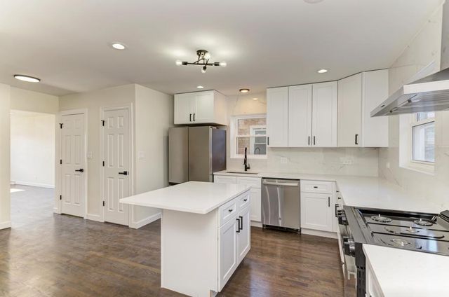 6218 W Foster Avenue, Chicago, IL 60630