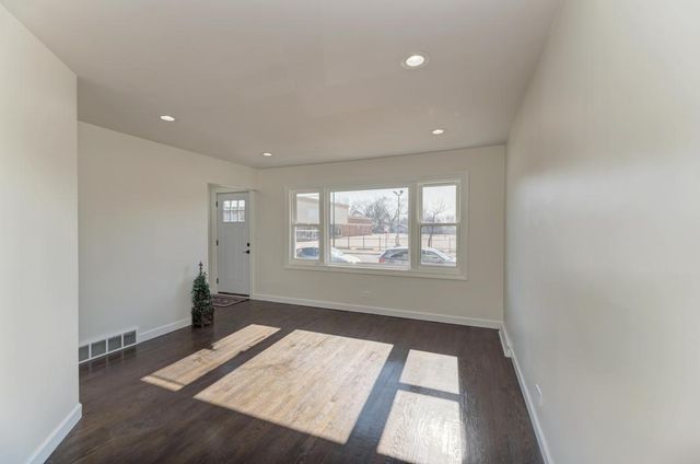 6218 W Foster Avenue, Chicago, IL 60630