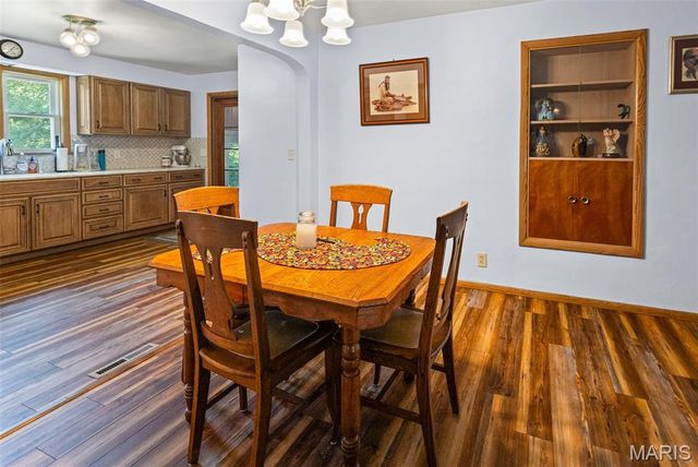 907 Taylor Avenue, Godfrey, IL 62035