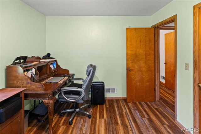 907 Taylor Avenue, Godfrey, IL 62035