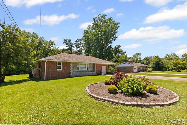 907 Taylor Avenue, Godfrey, IL 62035