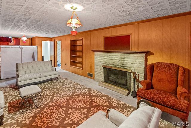 907 Taylor Avenue, Godfrey, IL 62035