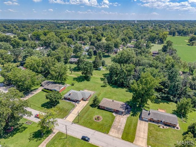 907 Taylor Avenue, Godfrey, IL 62035