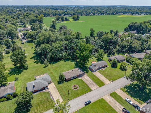 907 Taylor Avenue, Godfrey, IL 62035