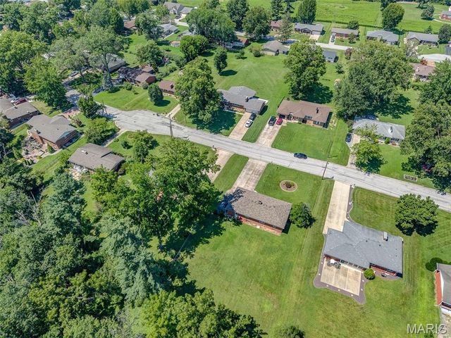 907 Taylor Avenue, Godfrey, IL 62035