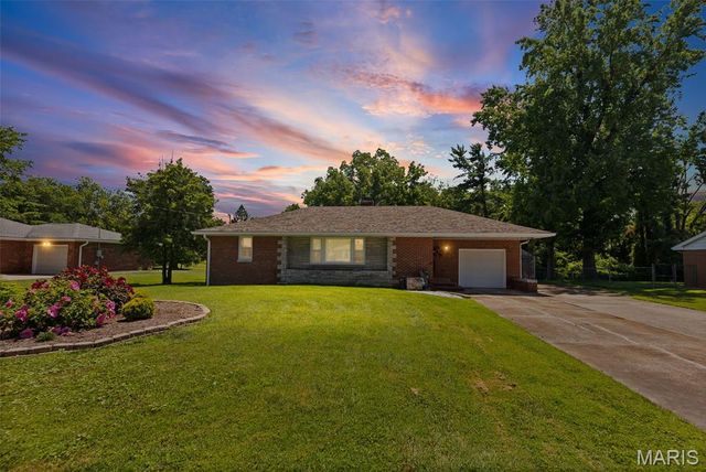907 Taylor Avenue, Godfrey, IL 62035