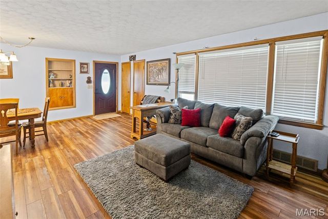 907 Taylor Avenue, Godfrey, IL 62035