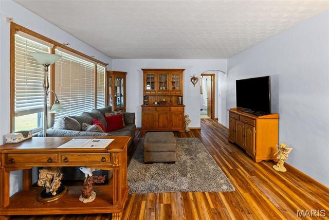 907 Taylor Avenue, Godfrey, IL 62035